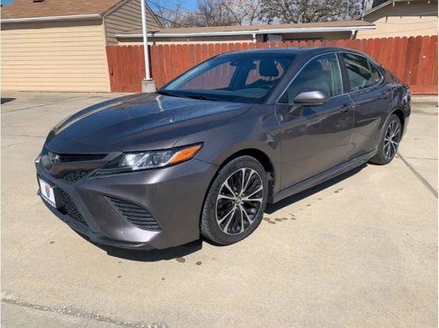Used 2020 Toyota Camry SE image 1