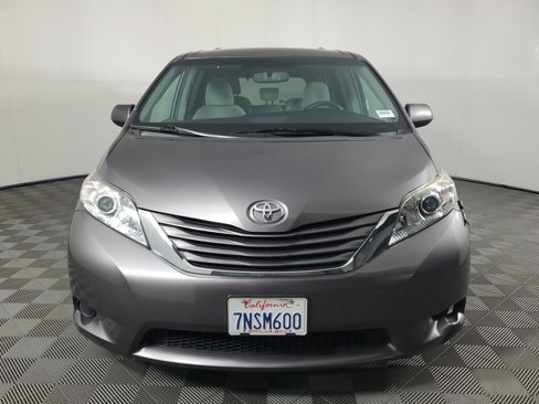 Used 2015 Toyota Sienna LE image 9
