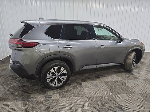 Used 2021 Nissan Rogue SV image 3
