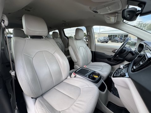 Used 2017 Chrysler Pacifica Touring-L Plus image 19