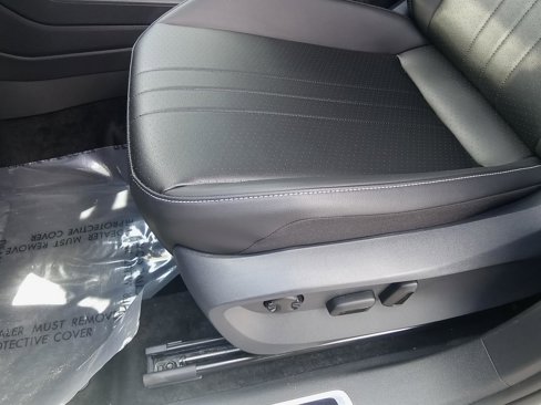 Used 2024 Volkswagen Tiguan SE R-Line image 18