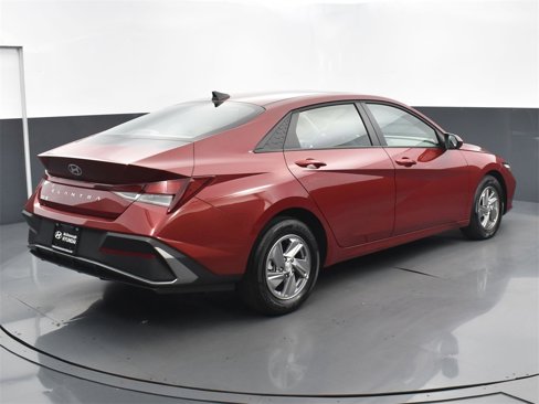 Certified 2025 Hyundai Elantra SE image 3