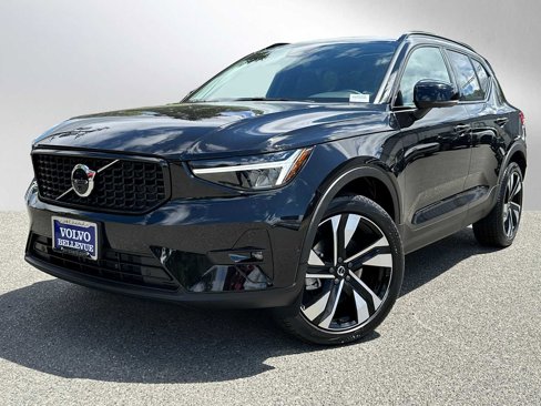 Used 2024 Volvo XC40 B5 Plus w/ Climate Package image 3
