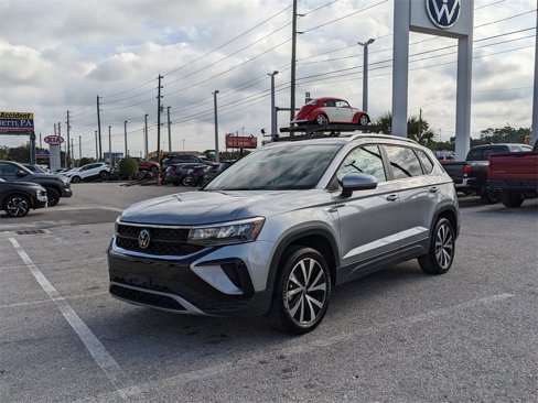 Certified 2024 Volkswagen Taos SE image 2