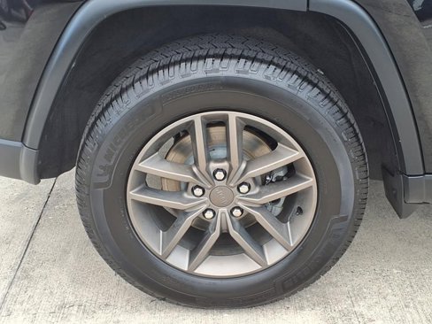 Used 2017 Jeep Grand Cherokee Laredo 75th Anniversary image 13
