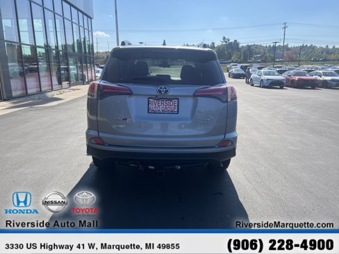 Used 2018 Toyota RAV4 LE image 7