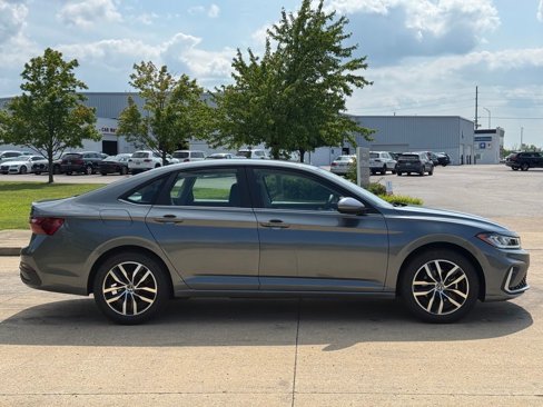 Used 2025 Volkswagen Jetta SE image 11
