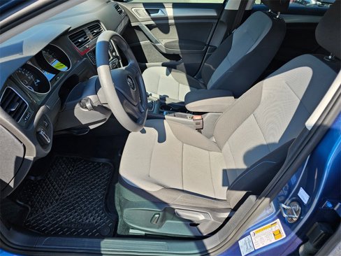 Used 2016 Volkswagen e-Golf SE image 16