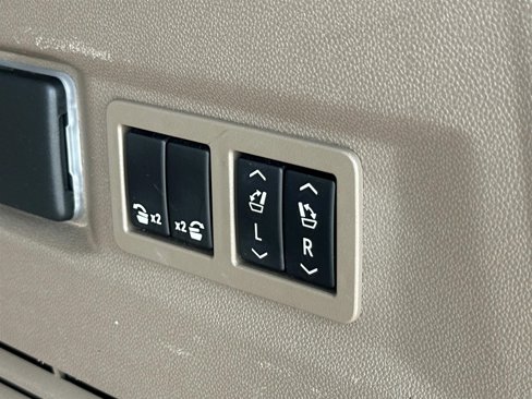 Used 2021 GMC Yukon Denali w/ Denali Premium Package image 11