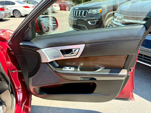 Used 2013 Jaguar XF image 23