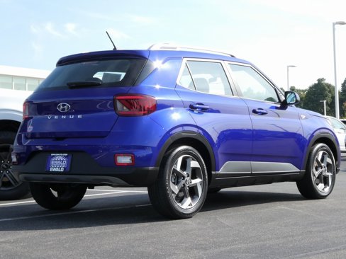 Used 2024 Hyundai Venue SEL image 3