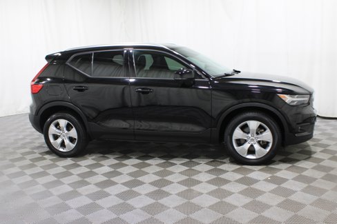 Used 2022 Volvo XC40 T4 Momentum image 21