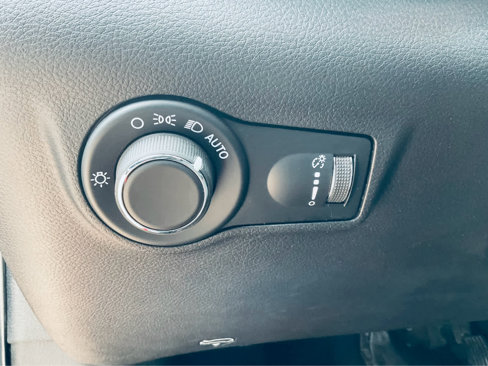 Used 2025 Jeep Compass Sport image 21
