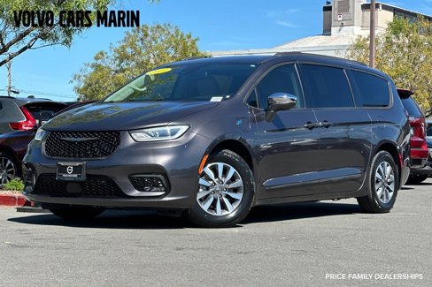 Used 2021 Chrysler Pacifica Limited w/ Uconnect Theater Family Group image 1