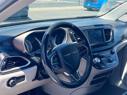 Used 2018 Chrysler Pacifica Touring-L image 9