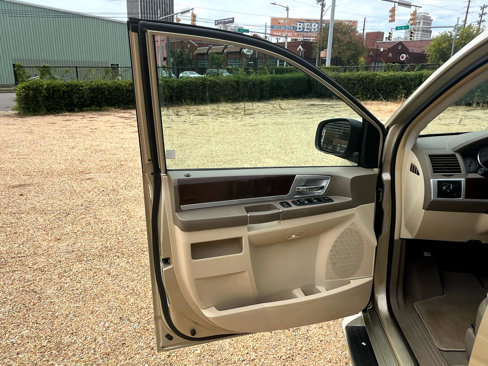 Used 2010 Chrysler Town & Country Touring image 23