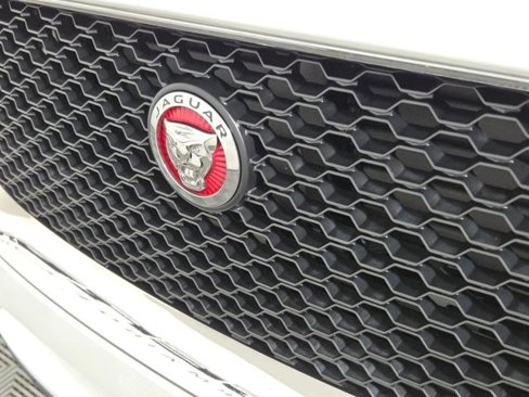 Used 2018 Jaguar F-PACE Premium image 12