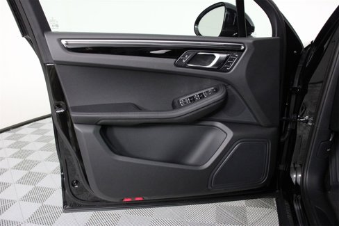New 2026 Porsche Macan image 21