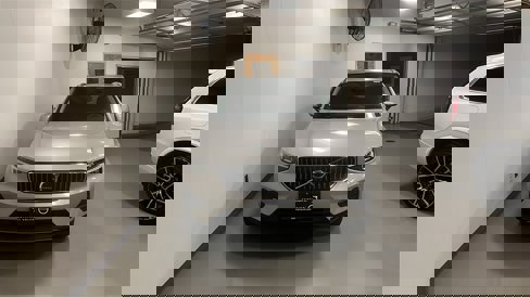 Certified 2025 Volvo XC40 B5 Core image 1