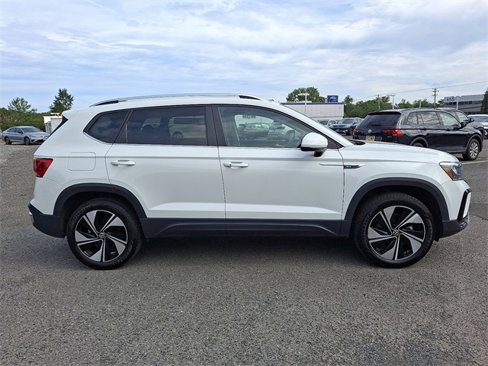 Used 2023 Volkswagen Taos SE w/ Panoramic Sunroof Package image 7