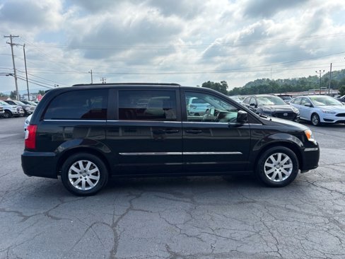 Used 2016 Chrysler Town & Country Touring image 8