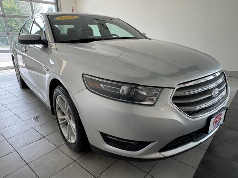 Used 2015 Ford Taurus SEL image 2