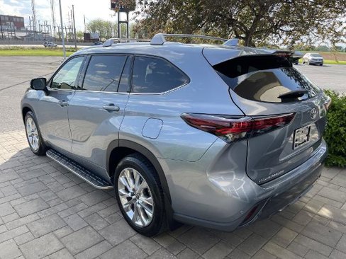 Used 2024 Toyota Highlander LE image 6