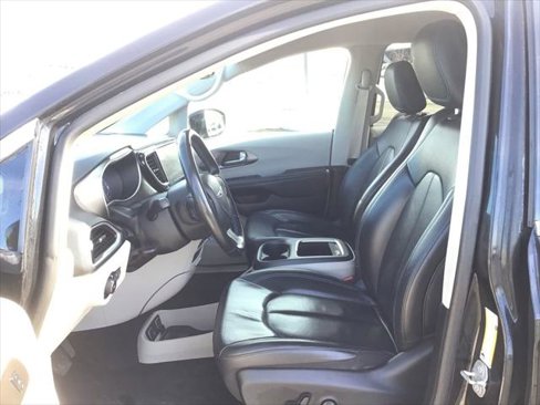 Certified 2021 Chrysler Pacifica Touring-L image 12