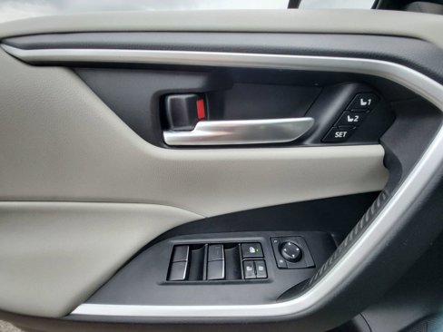 Used 2021 Toyota RAV4 XLE Premium image 28