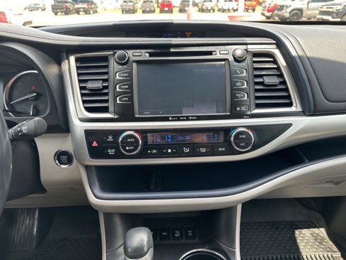 Used 2018 Toyota Highlander XLE image 12