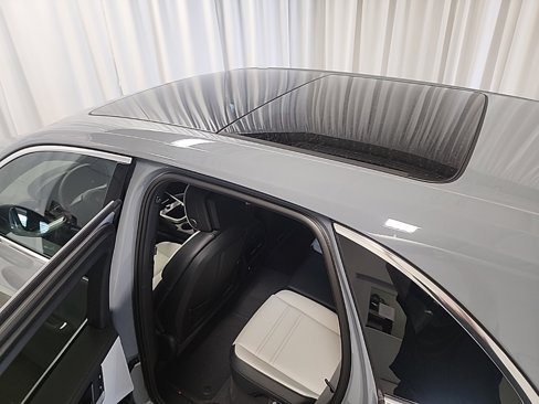 New 2025 Porsche Cayenne image 18