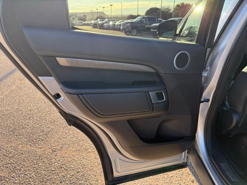 Used 2018 Land Rover Discovery HSE Luxury image 18