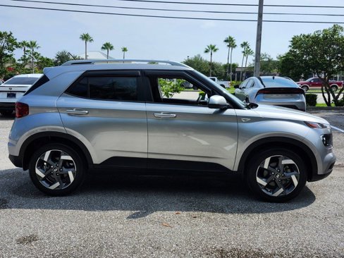 Used 2023 Hyundai Venue SEL image 14