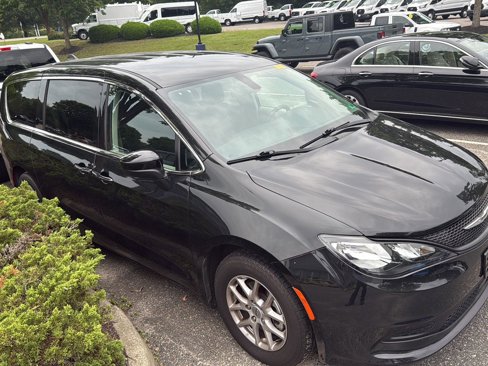 Used 2022 Chrysler Voyager LX image 3