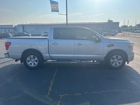Used 2017 Nissan Titan SV image 5