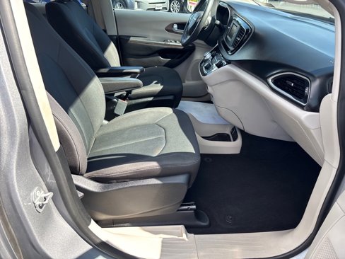 Used 2017 Chrysler Pacifica LX image 18