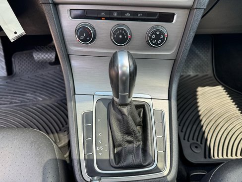 Used 2015 Volkswagen Golf S image 16