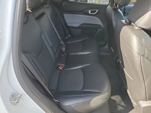 New 2025 Jeep Compass Latitude image 16