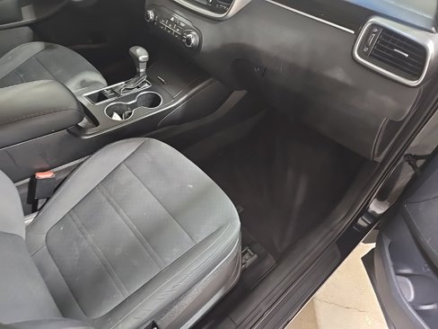 Used 2019 Kia Sorento LX image 18
