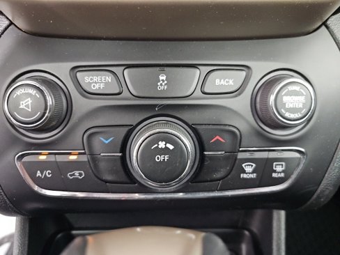 Used 2017 Jeep Cherokee Latitude w/ Cold Weather Group image 19