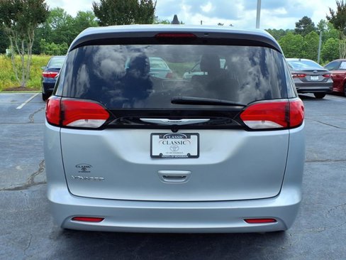 Used 2023 Chrysler Voyager LX image 4