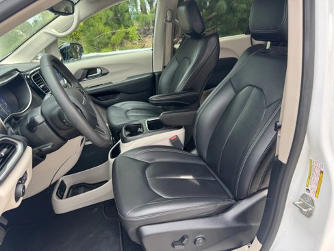 Used 2024 Chrysler Pacifica Touring-L image 11