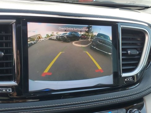Used 2023 Chrysler Pacifica Limited image 27