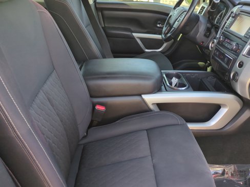 Used 2018 Nissan Titan SV w/ SV Convenience Package image 19