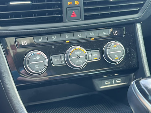 Used 2023 Volkswagen Jetta SE w/ Panoramic Sunroof Package image 33