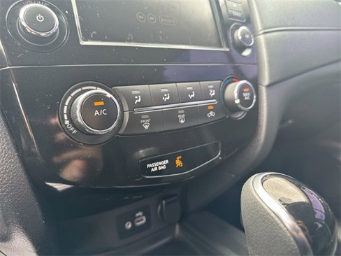 Used 2018 Nissan Rogue S image 21