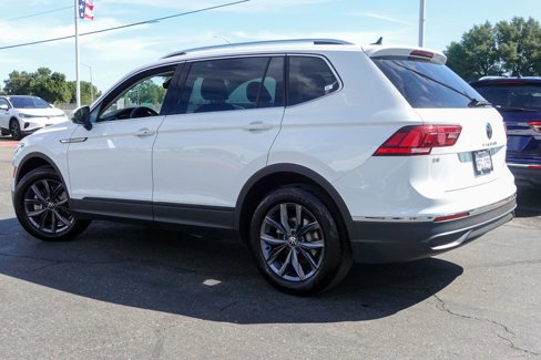Used 2024 Volkswagen Tiguan SE w/ Panoramic Sunroof Package image 9