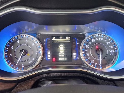 Used 2017 Chrysler 200 Limited Platinum image 28