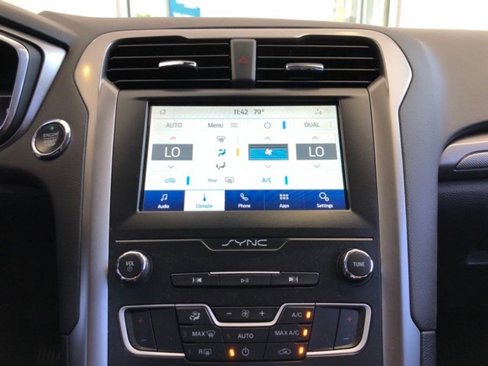 Used 2020 Ford Fusion SE image 9