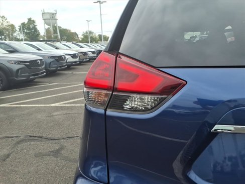 Used 2018 Nissan Rogue SV image 19